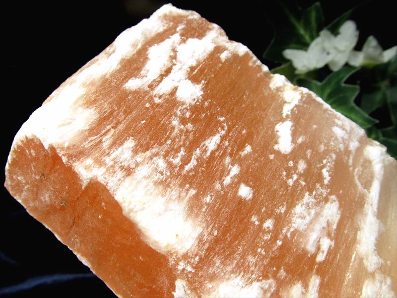 まるでミカン味のお菓子 オレンジ セレナイト結晶ブロック ナチュラル原石 1個売り 重さ600g-650g 心を穏やかにする石 精神力の向上 願望達成 メキシコ産