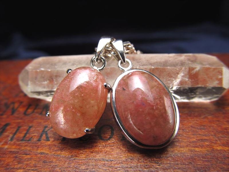 鮮やかタイプ 純国産2A+ 四つ爪タイプ 天然ロードナイトシリカ ラブシリカ オーバル型ペンダントトップ 証明書付き 縦約14mm 最愛のパートナーを見つける石