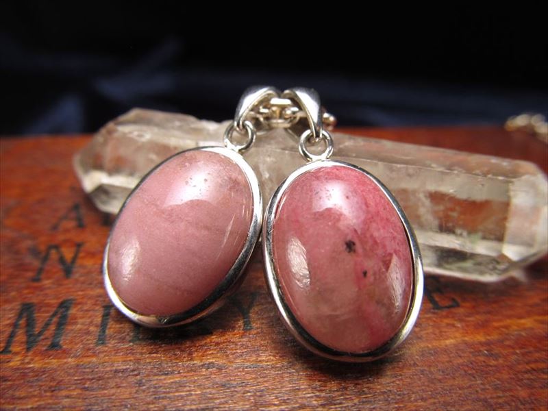 鮮やかタイプ 純国産2A+ ふくりん留めタイプ 天然ロードナイトシリカ ラブシリカ オーバル型ペンダントトップ 証明書付き 縦約14mm
