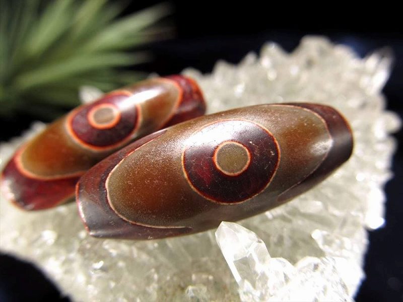 女性にピッタリミニサイズ 三眼 黒鳶赤紋天珠 さんがんくろとびせきもんてんじゅ 全長約29mm 1個売り インパクトのある赤色模様