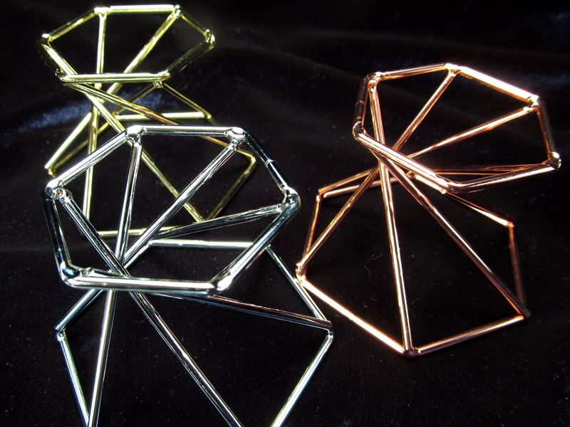 選べる3カラー 丸玉用 金属製ツイストフレーム台座 最大幅約60mm×高さ約40mm ねじれフレーム inmy パワーストーン 天然石