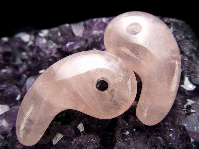 1個売り Lサイズ ローズクォーツ 勾玉 まがたま 縦約30mm×横約17mm 透明感あるミルキーピンク 三種の神器の一つ 魔除けのお守り 大人気