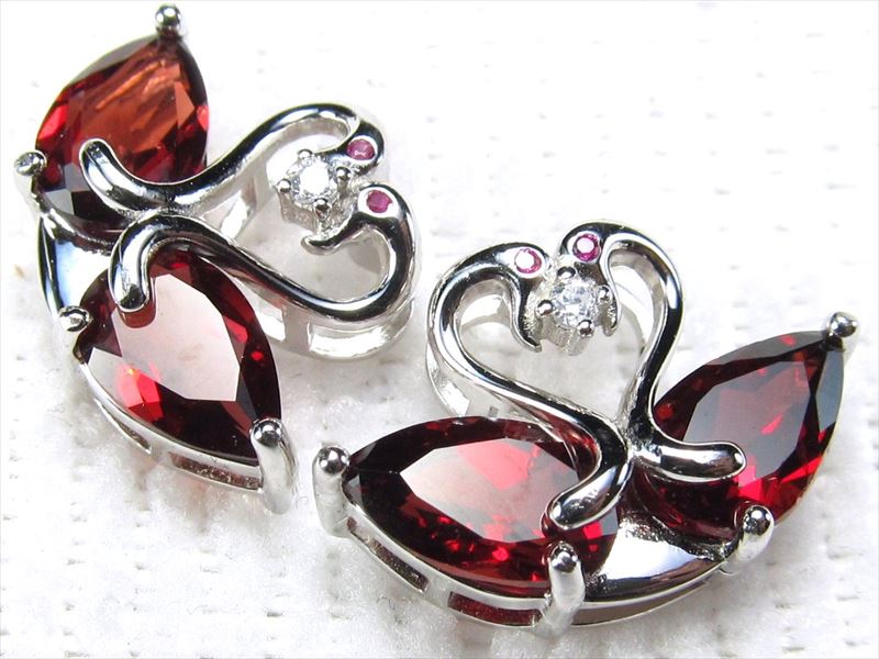 激安宣言 5A アルマンダインガーネット ツインスワンモチーフ ドロップカット ペンダントトップ 石サイズ縦約8mm 1個売り シルバーカラー 優雅な白鳥モチーフ