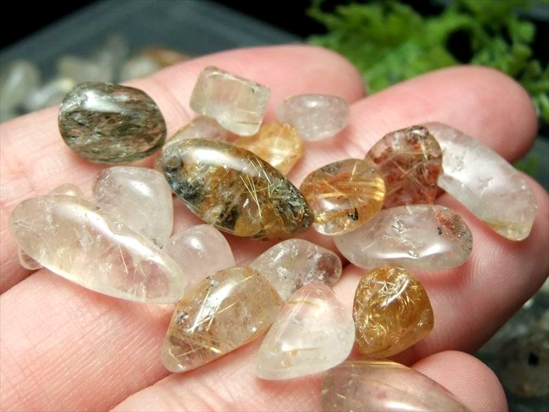 たっぷり1キロ(大粒)特価 丸タイプ ゴールドルチルクォーツ さざれ 1kg 粒大きさ 平均約7ミリ-14ミリ 金運 勝負運 針入り水晶さざれ ブラジル産