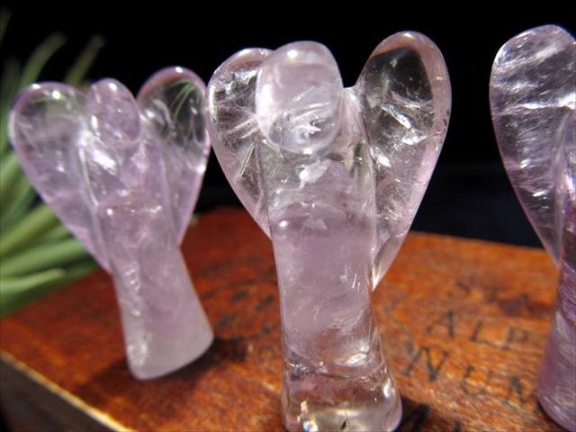 ラベンダーアメジスト ミニエンジェル 彫り置物 高さ約2.5cm-3.5cm 可愛いミニサイズ 幸福を運ぶ天使モチーフ インテリアや贈り物に ブラジル産