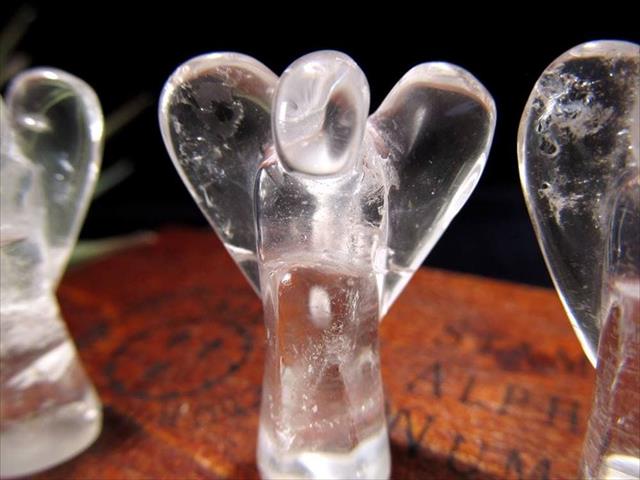天然水晶 ミニエンジェル 彫り置物 高さ約3cm-4cm 可愛いミニサイズ 幸福を運ぶ天使モチーフ ブラジル産