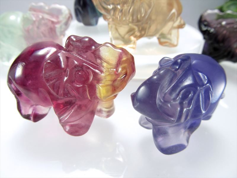 大人気のアニマルシリーズ マルチカラー フローライト ゾウさん置物 1個売り 豊穣を象徴する象 かわいいミニサイズの動物彫刻 蛍石 パワーストーン 天然石