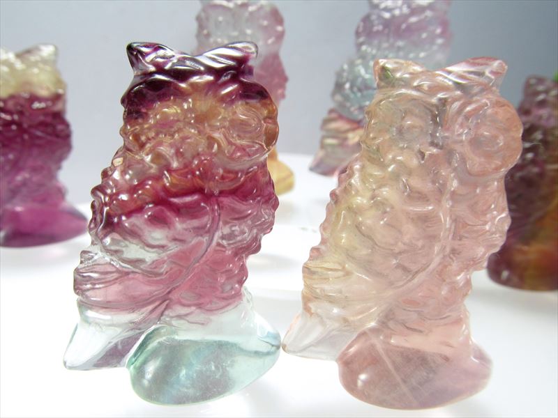 大人気のアニマルシリーズ マルチカラー フローライト フクロウ置物 1個売り 幸運を呼び込む鳥 縁起物ふくろう 不苦労 かわいいミニサイズの動物彫刻 蛍石