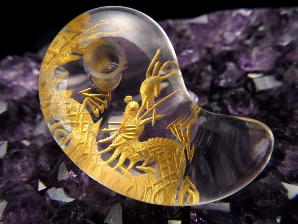 1個売り 縦約30mm×横約19mm 龍 金彫り水晶勾玉 まがたま 天然石 tn-s パワーストーン 天然石