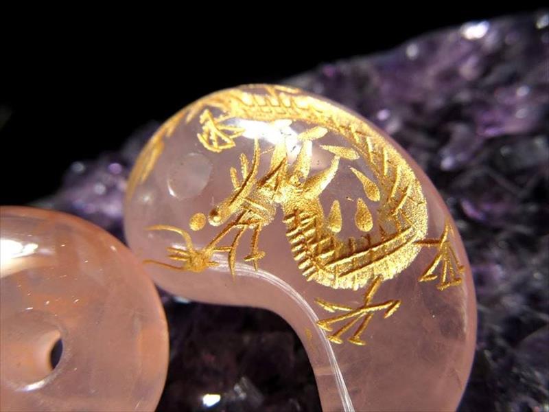 金塗り 龍彫りローズクォーツ勾玉 まがたま 1個売り 縦約30mm×横約19mm 五本爪龍神彫り 三種の神器の1つ ローズクォーツ 信仰心や精神性を表す象徴 動画あり