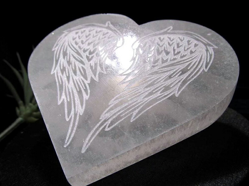 1個売り フラットタイプ キャッツアイセレナイト エンジェルウィングデザインハート 置物 横幅約11cm 女性人気 ハート型&天使の羽デザイン ジプサム 透石膏