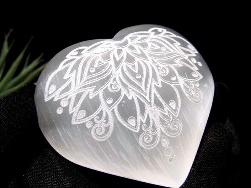 1個売り キャッツアイセレナイト ハート型&ロータスデザイン 置物 横幅約7cm-8cm ぷっくりタイプ 女性に人気 ロータスデザインハート ジプサム 透石膏