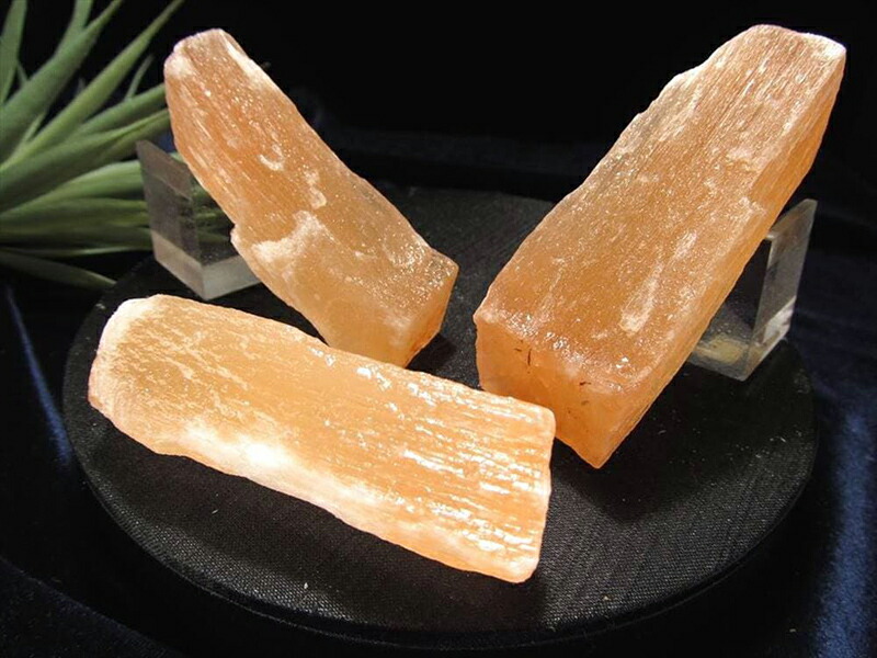 希少なナチュラルカット オレンジセレナイト スティック 1個売り 重さ40g-60g きらきら美しい繊維質結晶 高いヒーリング効果を持つ石 浄化やインテリアに