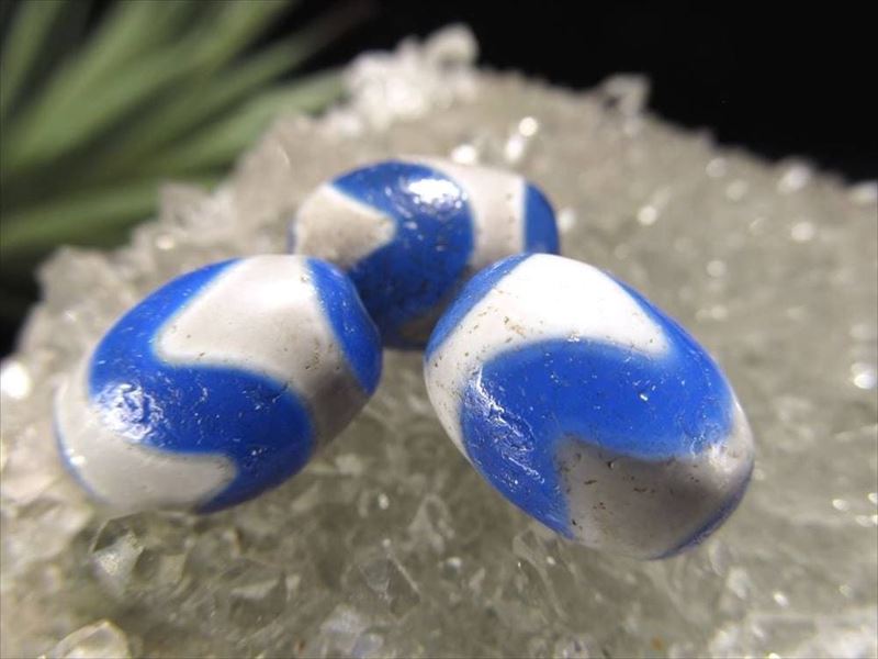 鮮やかブルー ブルーアゲート 虎牙天珠 こがてんじゅ ころんと可愛いミニ天珠 全長約14mm-16mm前後 1個売り 青瑪瑙 チベット発祥の厄除け・開運お守り