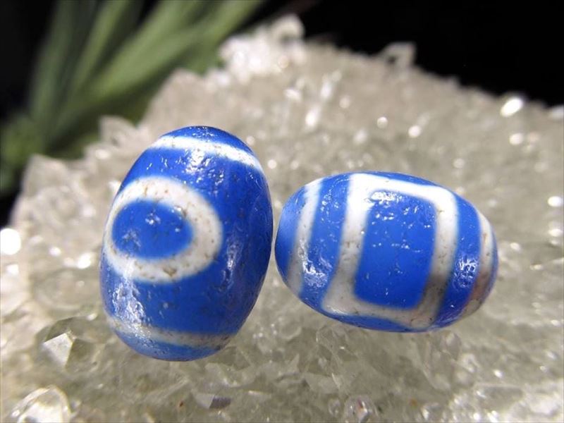 鮮やかブルー ブルーアゲート 天地天珠 てんちてんじゅ ころんと可愛いミニ天珠 全長約15mm-16mm前後 1個売り 青瑪瑙 チベット発祥の厄除け・開運お守り