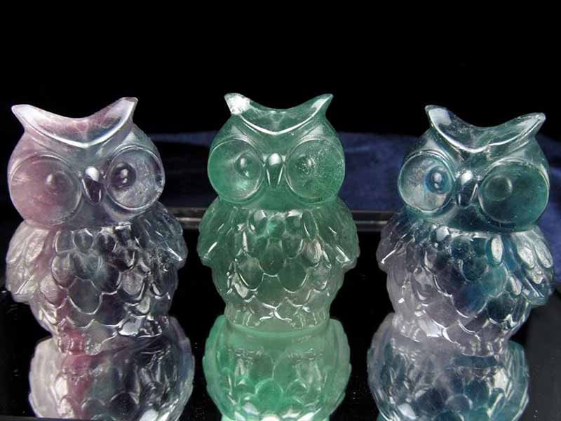 幸運を呼び込む鳥 マルチカラー フローライト フクロウ 彫刻置物 1個売り 高さ約5cm 発想力や思考力を高めてくれる石 細部まで彫り込まれた縁起物 ふくろう