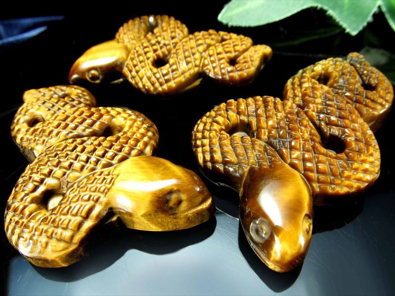 縁起物 神の使い ヘビモチーフ タイガーアイ 蛇 彫刻置物 幅約50mm前後 約15g-25g前後 金運・幸運の象徴 へびの彫刻 パワーストーン 天然石