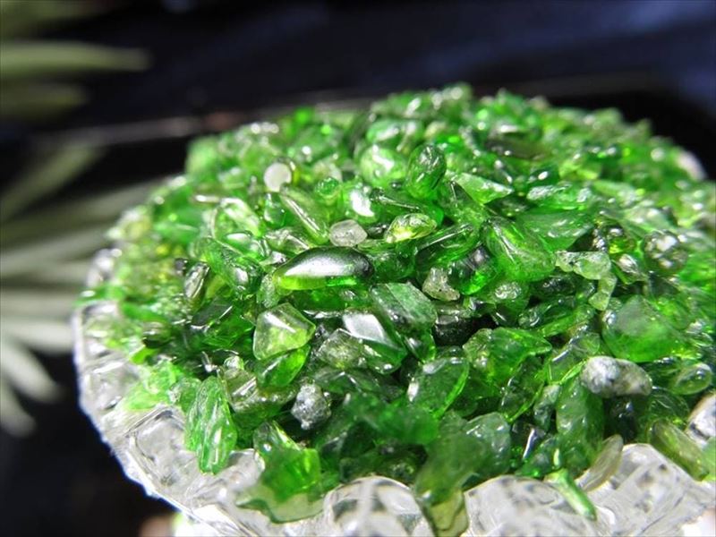 極少サイズ クロムダイオプサイト さざれ 1袋100g入り 約1mm-3mm 発色良好 透明感抜群 滅多に入荷なしの品質 緑色透輝石 知恵と叡智の石 サザレ石 ロシア産