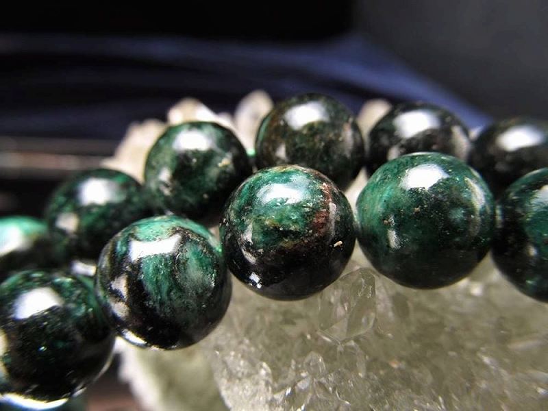 激安宣言 約10mm珠 グリーンマイカ 一連 約37-39cm グリーンが煌めくキラキラ結晶 心の安定・自己成長の石 ブラジル産 geki-sak パワーストーン 天然石