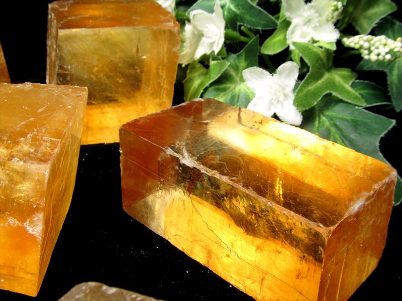 高品質 ゴールデンカルサイト結晶ブロック 1個売り 約350g-400g 超透明 繁栄と成功の象徴透明感あり 虹入りも 繁栄 成功 希望を表す石