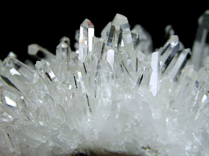 キラキラ結晶 四川 針状 水晶 クラスター 幅約99mm 重さ322.5g 超人気針状群生 ブレス・アクセサリーの浄化 乳白色結晶ポイント 水晶原石 一点物 四川省産