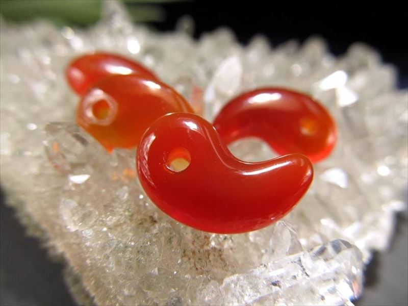 1個売り Sサイズ カーネリアン勾玉 まがたま 縦約14mm×横約9mm ブラジル産 パワーストーン 天然石