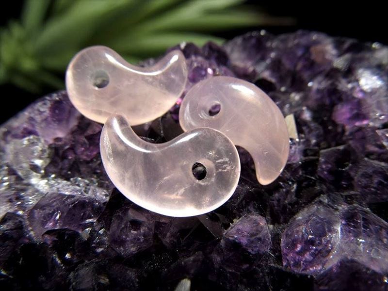 1個売り Sサイズ ローズクォーツ勾玉 まがたま 縦約14mm×横約9mm ブラジル産 パワーストーン 天然石