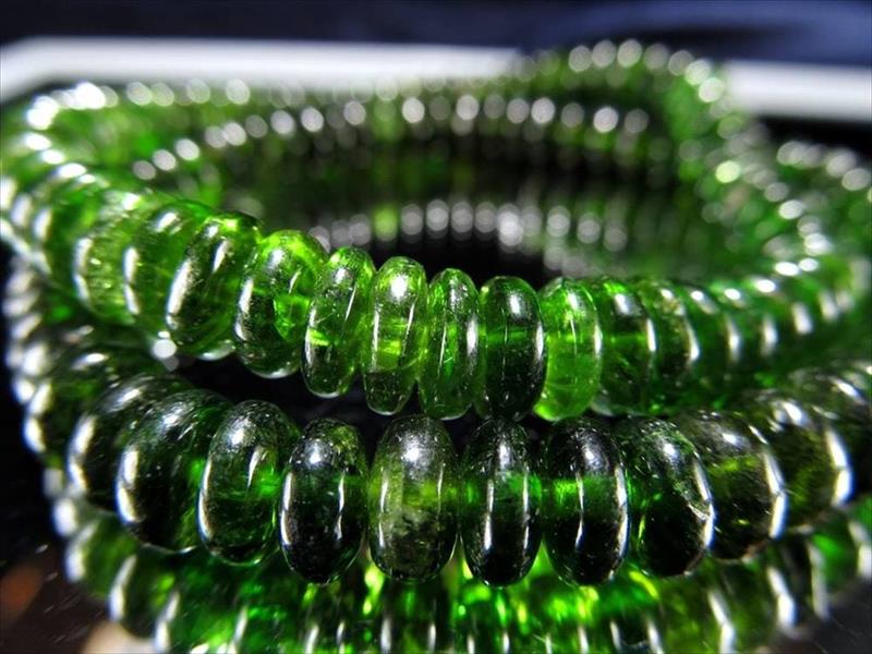 透明感あり クロムダイオプサイト ボタン型 ブレスレット 幅約6.5mm つやつやボタン 透明感あり 優しいエネルギーに満ちた希少石 濃いグリーン ロシア産 bl-p