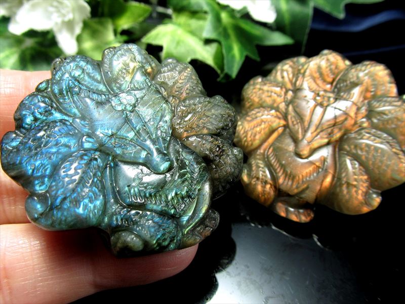 鮮やかレインボーシラー ラブラドライト 九尾の狐彫り置物 1個売り 重さ約20g-30g 繊細な天然石彫刻 神使 神道における神の使い マダガスカル産