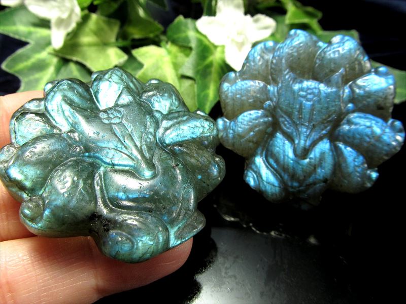 鮮やかブルーシラー ラブラドライト 九尾の狐彫り置物 1個売り 重さ約20g-30g 繊細な天然石彫刻 神使 神道における神の使い マダガスカル産 パワーストーン