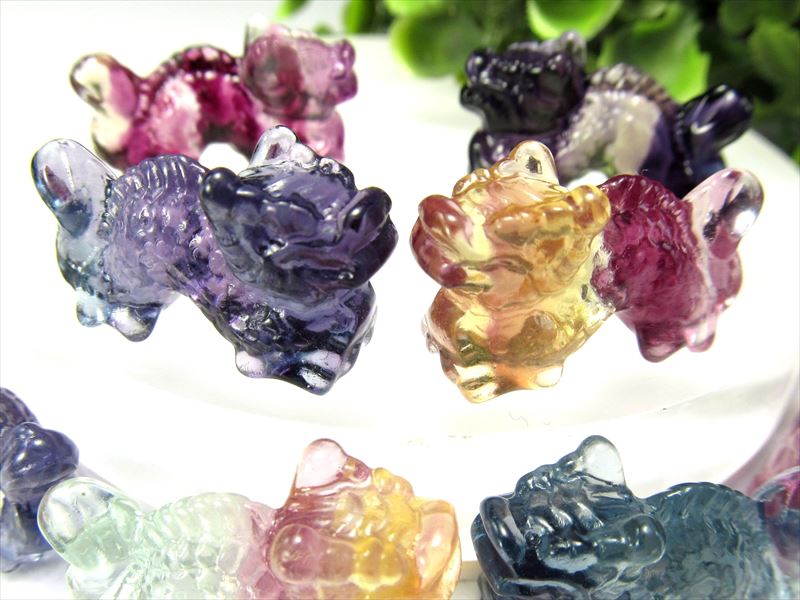 2024年干支 Sサイズ マルチカラーフローライト 龍神 彫刻置物 1個売り 幅約25mm 重さ約4g 大吉開運 大きな夢の実現 大盛況 大成功 ドラゴン ngt