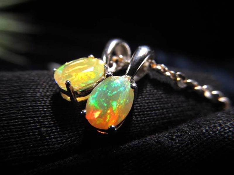 5A希少 濃い色イエローカラー プレシャスオパール ペンダントトップ オーバルカット型 石サイズ縦約7mm 1個売り 希少なイエローカラー 幸運を呼び込む石
