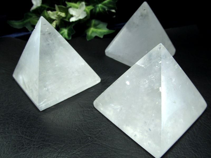 ホワイトカルサイト ピラミッド 置物 1個売り 幅約50mm×50mm 天然石 パワーストーン 強力な浄化の石 ピラミッドパワー パワーストーン 天然石