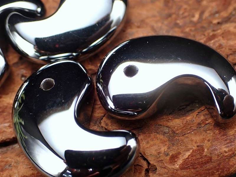 1個売り テラヘルツ鉱石 勾玉 携帯用ポーチ付き 縦約30mm×横約20mm つやつや光沢で鏡のような表面 話題の 高純度 テラヘルツ 鉱石 2026年