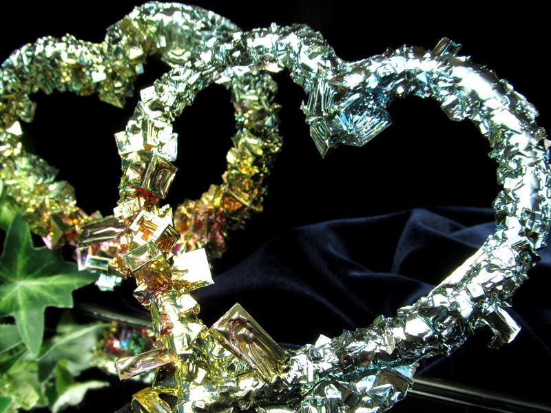 虹色に煌めくハート ハート型 ビスマス 人工石 原石 最大幅110mm-115mm 重さ150g-200g前後 レインボーカラーと輝きの魔法を放つ石 世界一美しい金属 の1つ