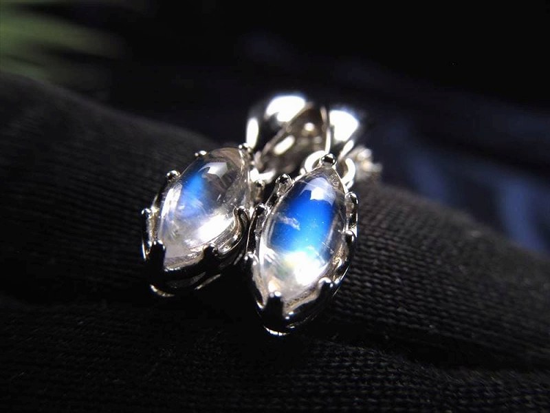 極上品質 ブルームーンストーン ペンダントトップ ぷっくりマーキス型 石サイズ縦約8.5mm 1個売り 月光を思わせる神秘的シラー 極上品質 SILVER925 インド産