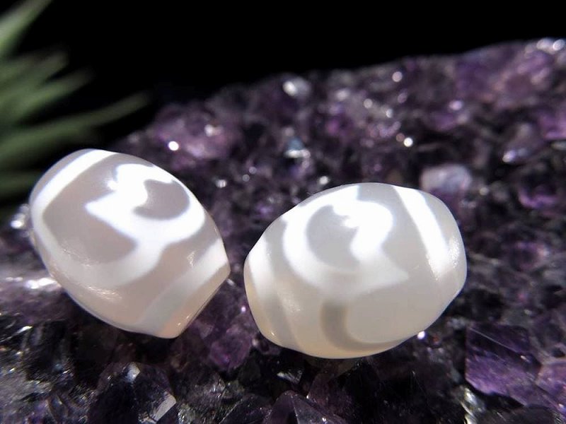 純真ホワイトカラー 水蓮花天珠 すいれんかてんじゅ 縦サイズ:約14mm-16mm 1個売り 天然玉髄使用 ころんと可愛いミニ天珠