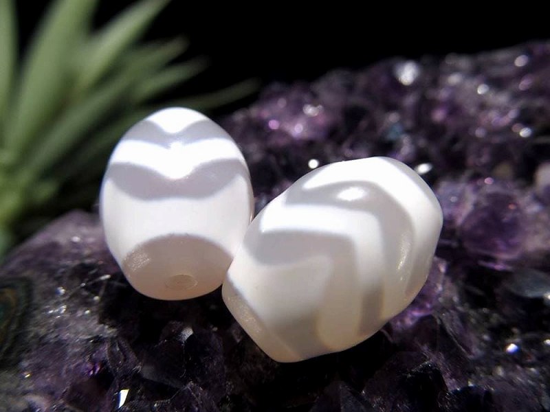 純真ホワイトカラー 水紋虎牙天珠 すいもんこがてんじゅ 縦サイズ:約15mm 1個売り 天然玉髄使用 ころんと可愛いミニ天珠