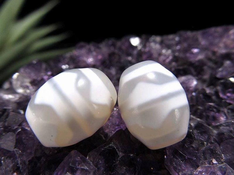 純真ホワイトカラー 四線虎牙天珠 しせんこがてんじゅ 縦サイズ:約15mm 1個売り 天然玉髄使用 ころんと可愛いミニ天珠 ギャンブル必勝・強運獲得・競争勝利