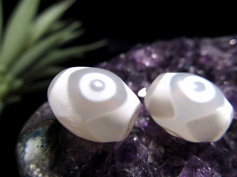 純真ホワイトカラー 虎牙三眼天珠 こがさんがんてんじゅ 縦サイズ:約15mm 1個売り 天然玉髄使用 ころんと可愛いミニ天珠