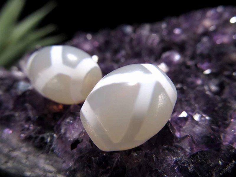 純真ホワイトカラー 亀甲長寿天珠 きっこうちょうじゅてんじゅ 縦サイズ:約15mm 1個売り 天然玉髄使用 ころんと可愛いミニ天珠