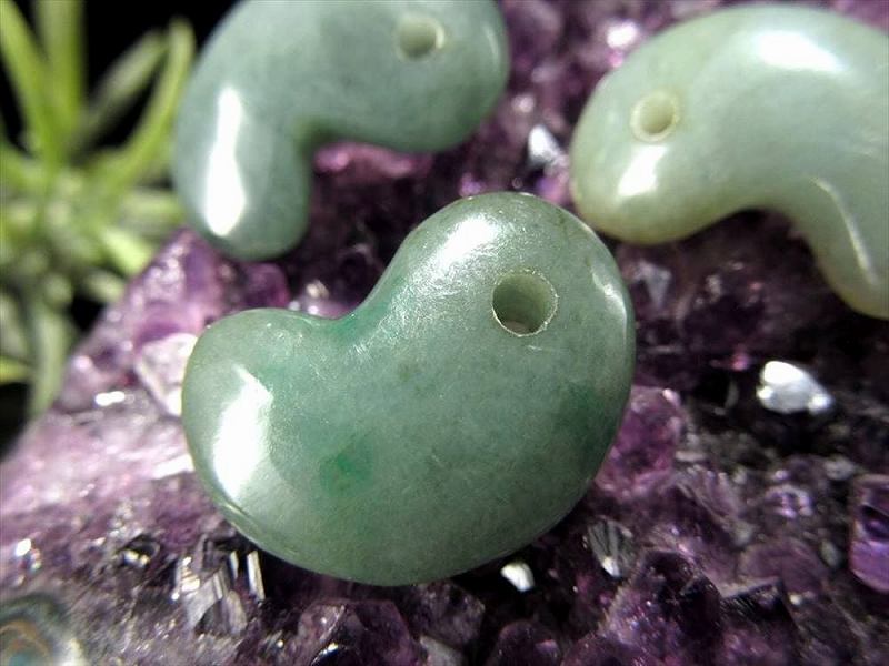 ビルマ翡翠 ミャンマージェイド 勾玉 縦約20mm-24mm×横約15mm-18mm 1個売り 艶光沢抜群 魔除けや厄除け&幸運のお守り 5月の誕生石 ミャンマー産