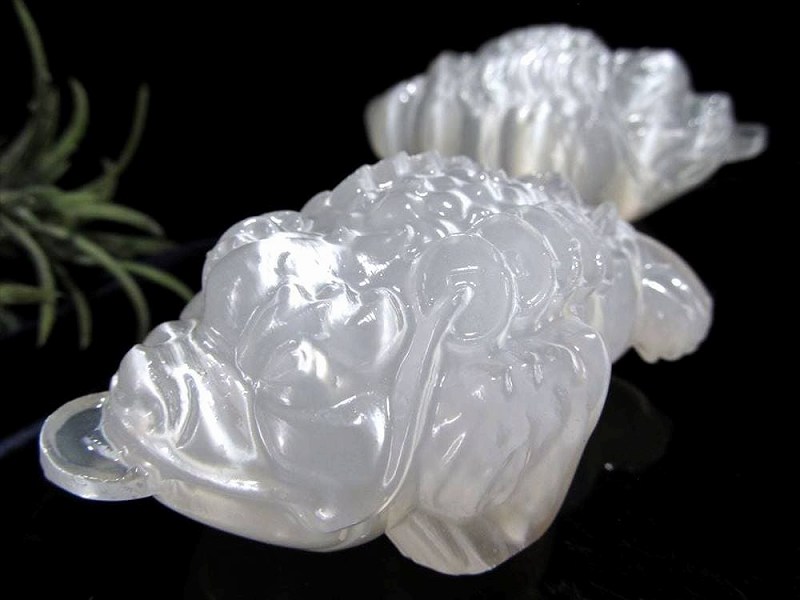 セレナイト(透石膏)銭蛙(三本脚のカエル) 彫刻置物 長さ約8.5cm1個売り 開運・幸運を招く蛙 聖母マリアのガラス インテリアや贈り物に メキシコ産