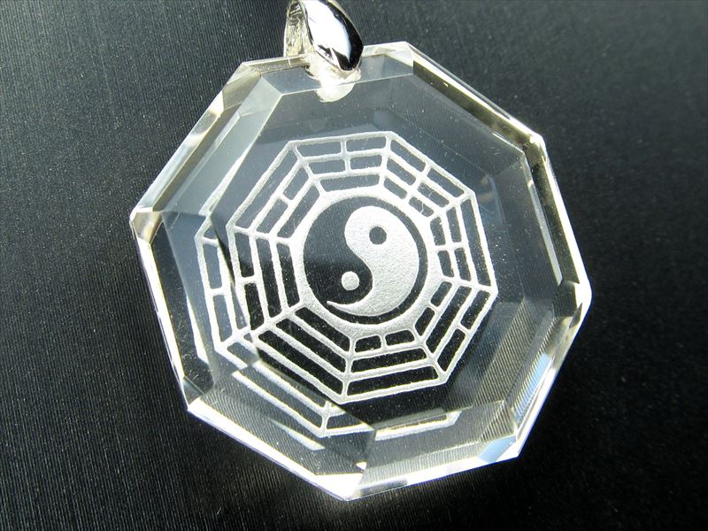 デザインBタイプ ブラジル産水晶 陰陽太極八卦彫り ペンダントトップ 重さ約9g-12g 1個売り 八卦 陰陽太極八卦 陰陽 お守り 開運 縁起物 ブラジル産