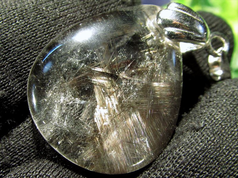 ギラギラ白銀の煌めき プラチナルチルクォーツ ペンダントトップ ドロップ型 縦24mm 重さ4.7g 大人気天然石ペンダントトップ プラチナ針&ブルッカイト