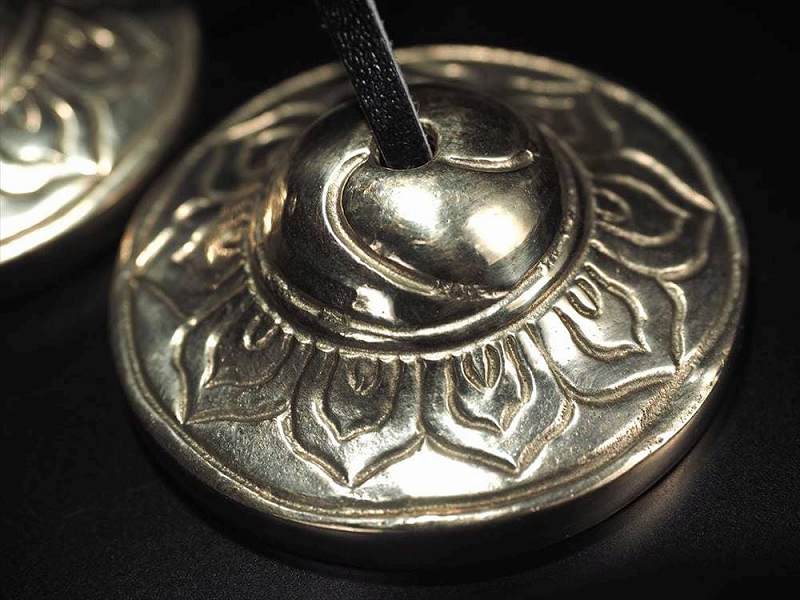 神聖な音色 動画あり ティンシャ ロータスデザイン 直径約5cm 紐の長さ約17cm-34cm ラマシンバル チベタンベル ネパールの職人によるハンドメイド 瞑想