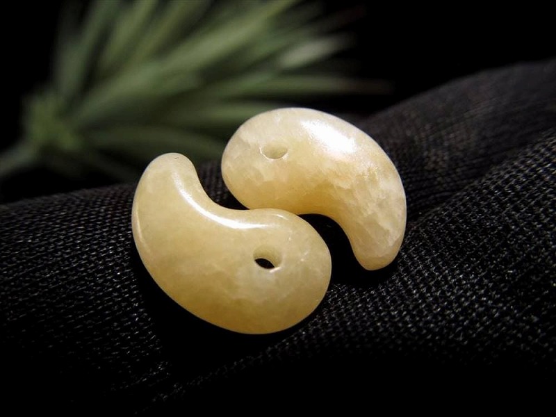 1個売り Sサイズ アラゴナイト勾玉 まがたま 縦約14mm×横約9mm メキシコ産 パワーストーン 天然石