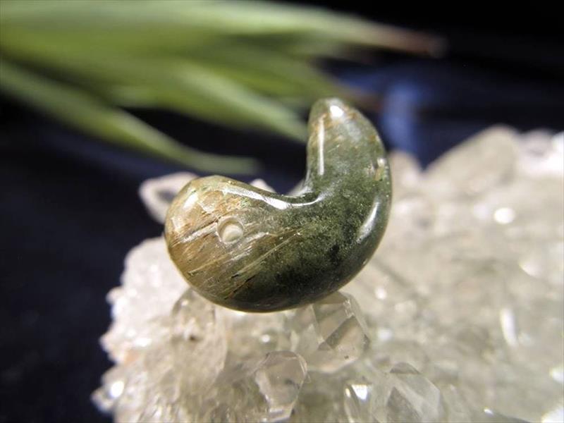 希少なガネーシュヒマール産 ガネーシュヒマール産水晶 勾玉 長さ約14.8mm 重量約1.15g 専用桐箱付 神に最も近い場所で採掘される特別な水晶