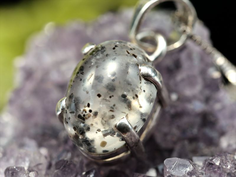 虹入り ドットクォーツ ペンダントトップ オーバル型 縦約13.5mm前後 あまり出回っていない新種の石 ダルメシアン柄 透明感あり スリランカ産 hos