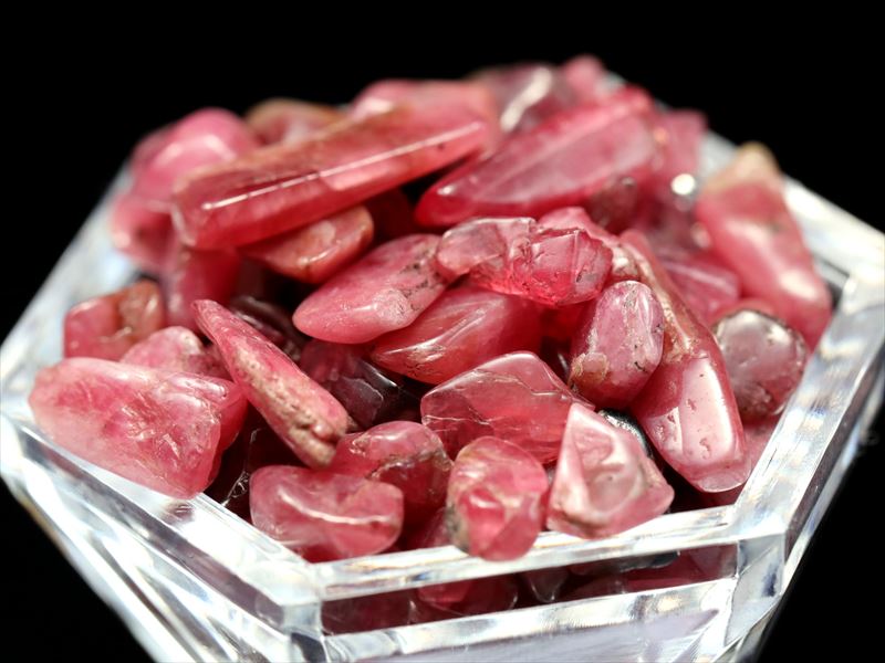 濃色結晶入り ロードナイト さざれ 約50グラム 粒の大きさ約5mm-13mm 薔薇のような上品さと華やかさ 心身を浄化・精神との調和 浄化用・インテリアに